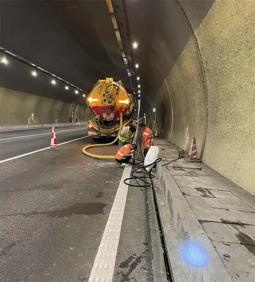 恩阳隧道排水渠清淤